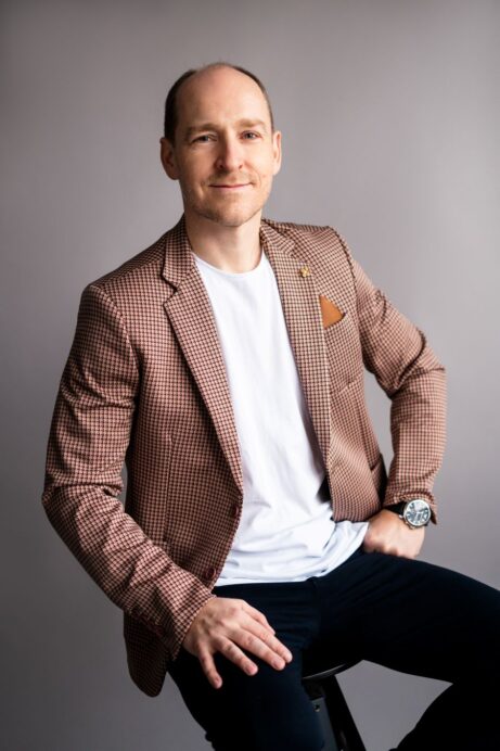 Michal Král – e-commerce konzultant s 18 rokmi skúseností. Pomáham e-shopom rásť cez konzultácie, webináre, podcasty a projekt Eshopový kráľ. Prepájam odborníkov a prinášam overené stratégie pre úspešný online biznis.